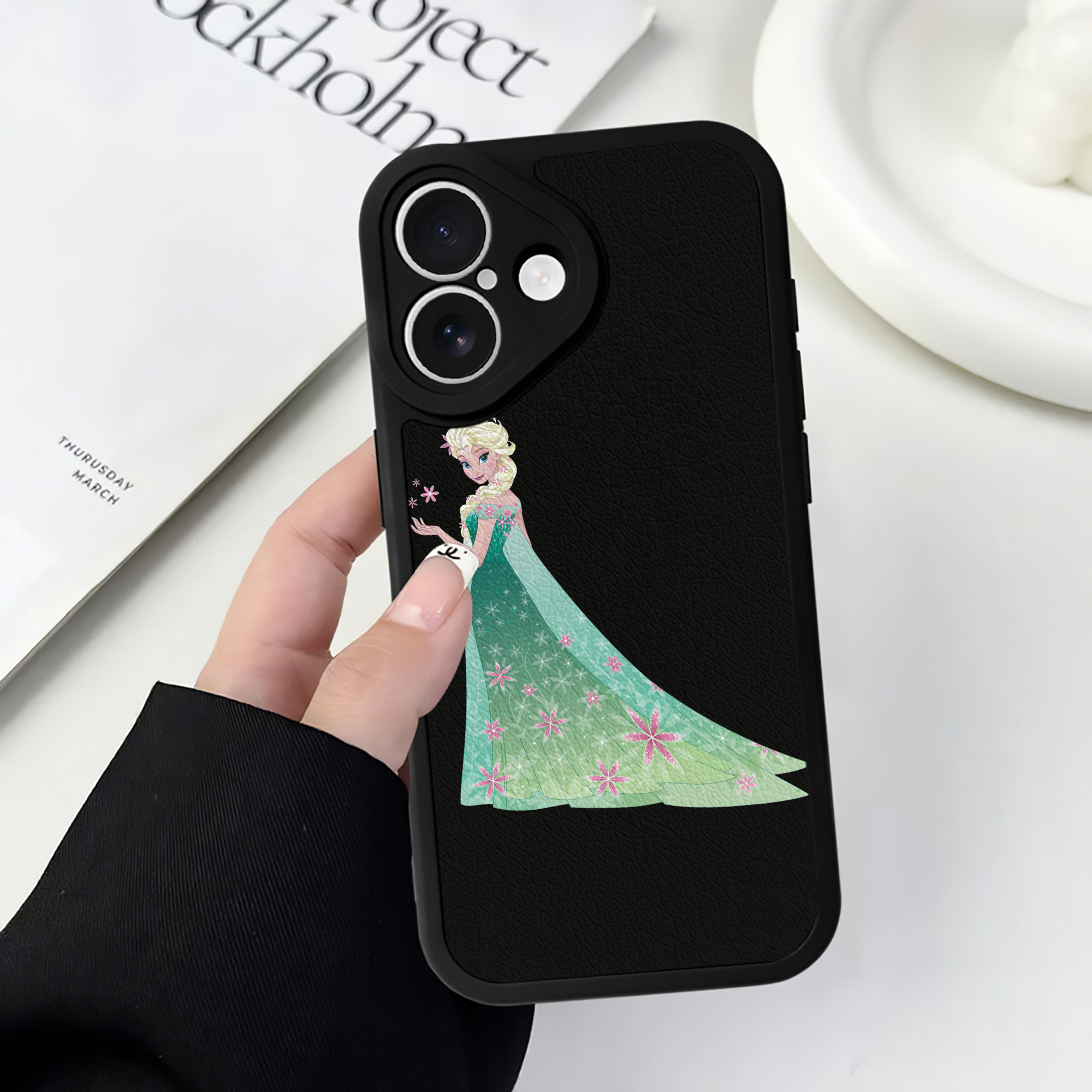 （画像用） アナと雪の女王 アンナ エルサ Frozen Anna Elsa 【iPhone 16シリーズ対応】シリコンスマホケース（レザー調） 材質：シリコン